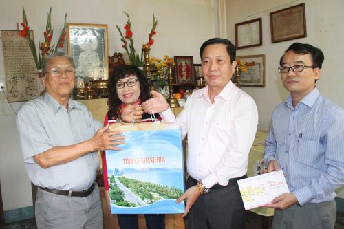 Phó Bí thư Tỉnh ủy Hà Quốc Trị thăm gia đình nguyên cán bộ chủ chốt của tỉnh đã từ trần