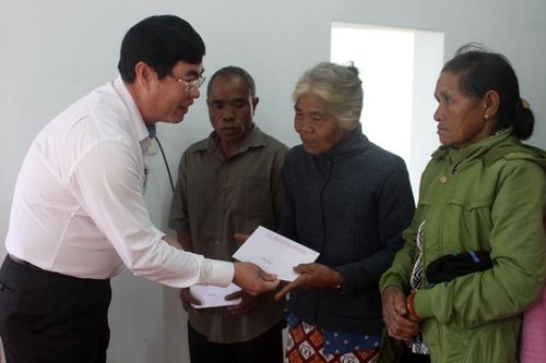 Phó Bí thư Thường trực Tỉnh ủy thăm, tặng quà các xã vùng loan Đức Trọng
