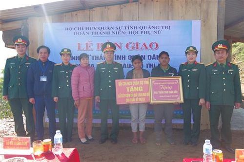 Bộ CHQS tỉnh Quảng Trị: Tặng quà tết và bàn giao nhà 'Thắm tình quân dân' cho người dân xã A Vao