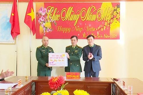 Đồng chí Giám đốc Công an tỉnh chúc Tết quân và dân xã biên giới huyện Mộc Châu