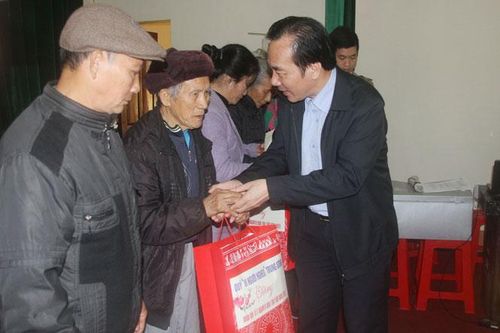 Tặng quà cho hộ nghèo, gia đình chính sách nhân dịp Tết Tân Sửu 2021