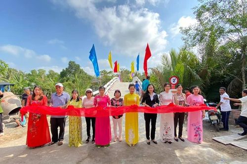 Các đơn vị khánh thành cầu, giếng nước, tặng quà, khởi công xây nhà