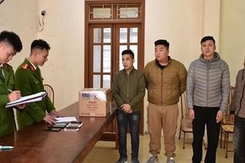 Bắt quả tang 'bộ tứ' đốt pháo trái phép