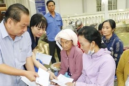 Tặng quà gia đình chính sách có công với cách mạng