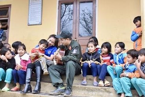 Trung đoàn CSCĐ Trung bộ đem nghĩa tình tới biên cương Tổ quốc'