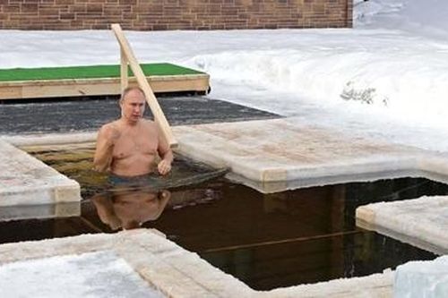 Tổng thống Putin cởi trần ngụp xuống nước giữa trời -20 độ C