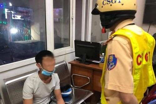 Bắt kẻ nghiện ma túy, tàng trữ kim tiêm tại phố Tây ở Sài Gòn