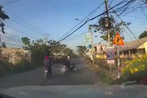 Clip tài xế truy đuổi các đối tượng giật điện thoại như phim hành động