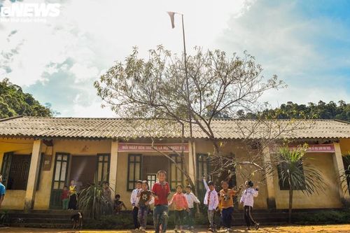 Thưởng Tết giáo viên cắm bản xứ Thanh: Khi chai nước mắm, lúc măng rừng