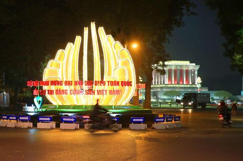 Hệ thống chiếu sáng, cổ động trực quan chào mừng Đại hội XIII của Đảng rực rỡ trong đêm