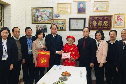 Tặng quà các gia đình chính sách ở quận Long Biên