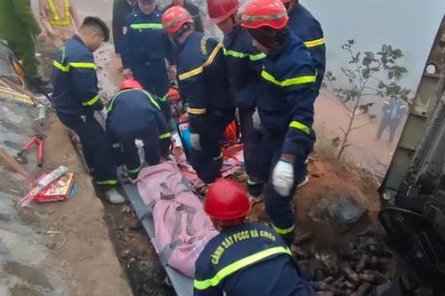 Tài xế tử vong trong ca bin sau cú lật nghiêng trên quốc lộ 4D