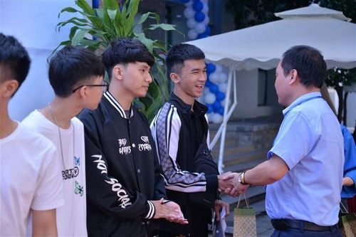 'Trường người ta' lì xì mỗi sinh viên 500.000 đồng, chuyển thẳng vào tài khoản ngân hàng