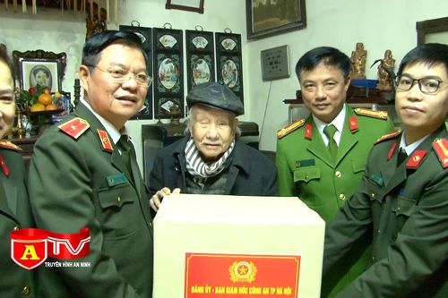 Lãnh đạo CATP thăm cán bộ, chiến sĩ bị thương, mắc bệnh hiểm nghèo