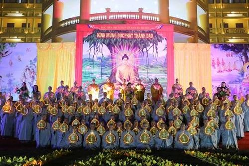 500 tăng ni sinh hát đạo ca kính mừng ngày Phật thành đạo