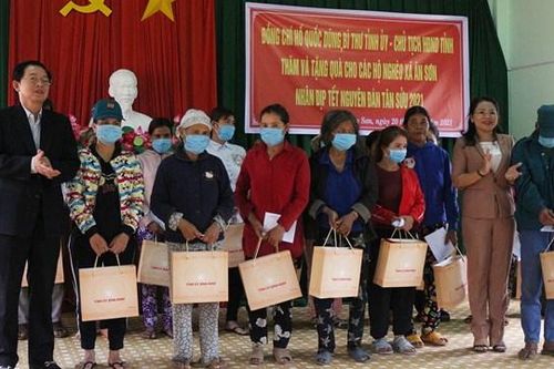 Bình Định: Tặng quà cho hộ nghèo, gia đình chính sách nhân dịp Tết Nguyên đán 2021
