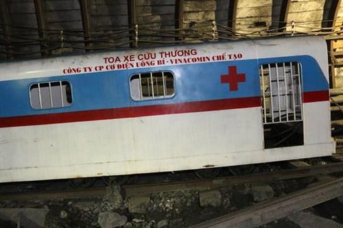 TKV lần đầu tiên triển khai đưa toa xe cứu thương vào sử dụng trong hầm lò