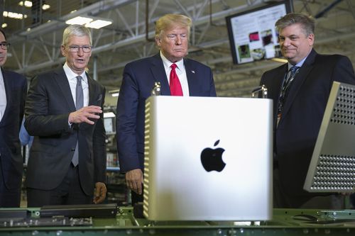 Tim Cook tặng máy tính 6.000 USD cho ông Trump
