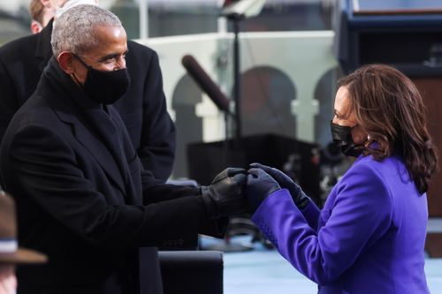 Khoảnh khắc biểu tượng khi ông Obama cụng tay với bà Harris