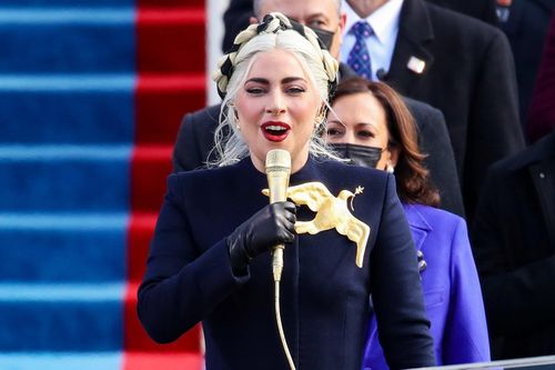 Ghim cài áo của Lady Gaga gây tranh cãi