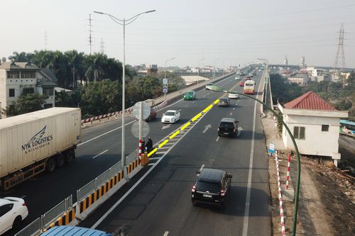 Thêm biển báo, dải phân cách ngăn xe quay đầu tại cầu Thăng Long