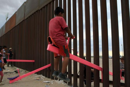 Chiếc bập bênh hồng tạo điểm tựa ở biên giới Mỹ - Mexico