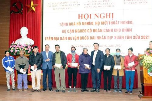 Quốc Oai tặng quà Tết cho hộ nghèo