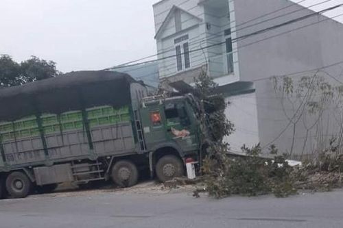 Tai nạn giao thông mới nhất hôm nay 21/1: Tài xế xe tải ngủ gật đâm vào nhà dân