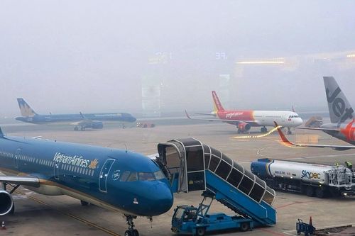 Hàng loạt chuyến bay đến Nội Bài phải chuyển hướng vì thời tiết xấu