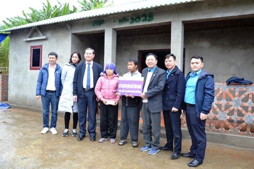 Thưởng Tết hơn 200 hộ thoát nghèo ở Bát Xát