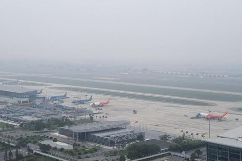 Nhiều chuyến bay không hạ cánh được do sân bay Nội Bài bị sương mù bao phủ