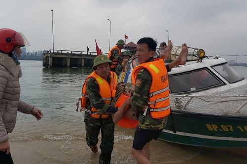 Quảng Bình: Bộ đội Biên phòng cứu 3 ngư dân chìm thuyền