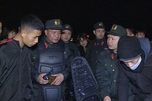 Bắt nhóm đối tượng lăng mạ, ném gạch đá vào cảnh sát cơ động