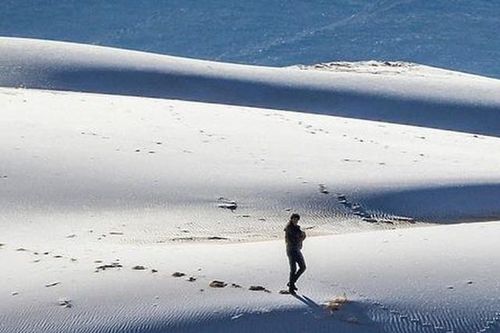 Ngắm cảnh sa mạc Sahara phủ đầy băng tuyết hiếm hoi