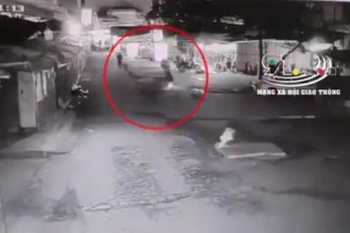 Rùng mình clip thanh niên đi xe máy gặp tai nạn lộn nhiều vòng và tử vong