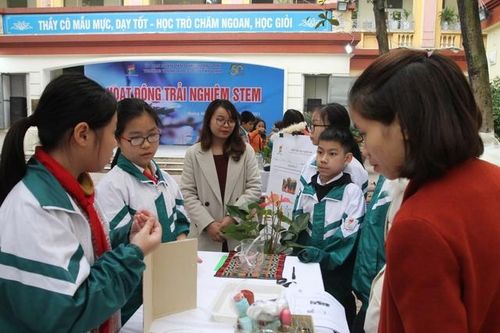Thắp sáng tình yêu khoa học qua hoạt động trải nghiệm STEM