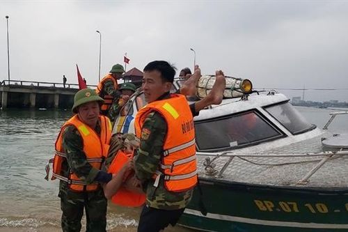 Ứng cứu kịp thời ngư dân gặp nạn trên vùng biển Nhật Lệ