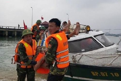 Biên phòng Quảng Bình kịp thời ứng cứu 3 ngư dân gặp nạn chìm thuyền trên biển