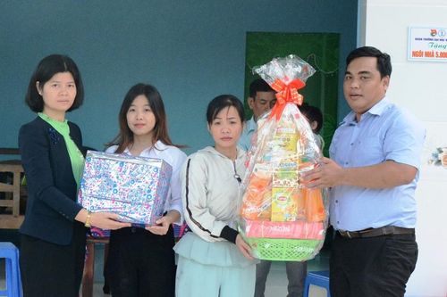'Tết này mẹ con em ấm áp trong căn nhà mới'