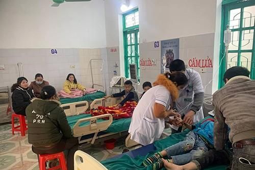 Ăn bánh mì trước cổng trường, 7 học sinh nhập viện cấp cứu