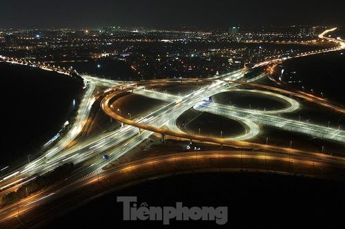 Mãn nhãn với cầu vượt 'trăm tỷ' ở Thủ đô lung linh trong đêm
