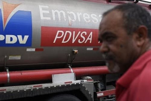 Vận động chính quyền Biden dỡ bỏ cấm vận đổi dầu của Venezuela