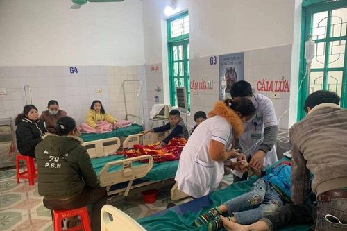 Ăn sáng trước cổng trường, 7 học sinh nhập viện cấp cứu