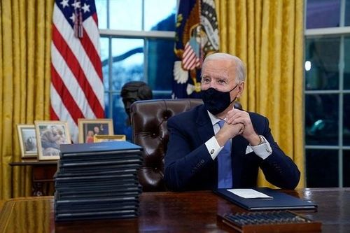 Tổng thống Biden ký loạt sắc lệnh, tiết lộ thư ông Trump để lại 'rất hào phóng'