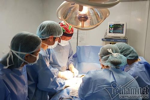 Ngực to gấp 4 người lớn, nữ sinh 14 tuổi phải phẫu thuật thu nhỏ