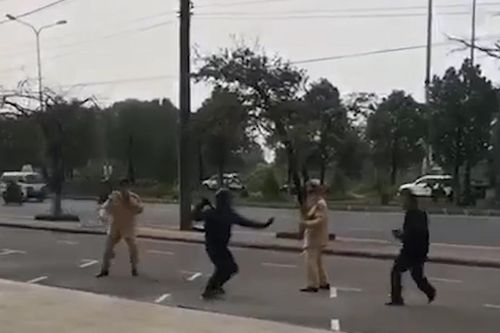 Thanh niên dùng côn nhị khúc tấn công CSGT khi bị xử lý vượt đèn đỏ
