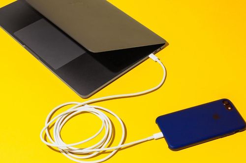 Làm gì khi một ngày đẹp trở và bỗng nhiên iPhone không sạc được?