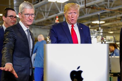 CEO Apple - Tim Cook tặng máy tính 6.000 USD cho ông Trump