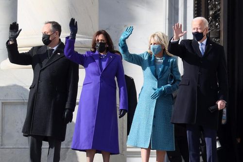 Tại sao phụ nữ tham dự lễ nhậm chức của Tổng thống Joe Biden đều mặc đồ đơn sắc?