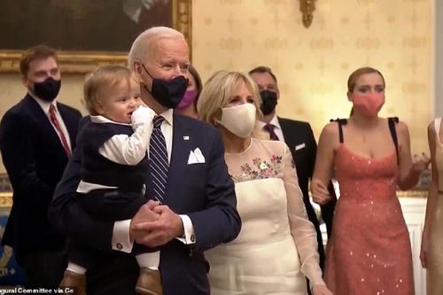Clip: Tổng thống Joe Biden bế cháu trai nhảy theo nhạc tại Nhà Trắng